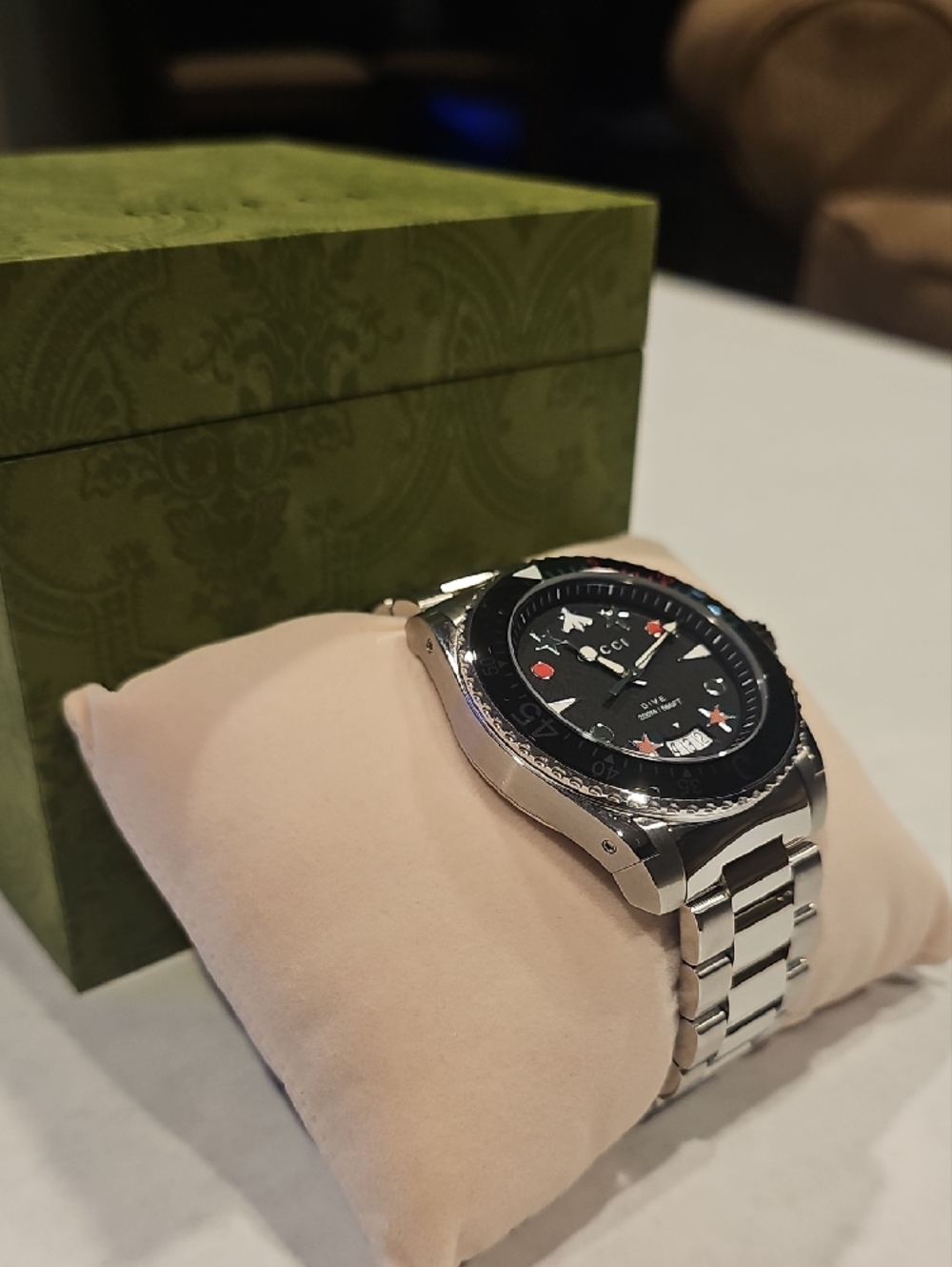 Gucci Black Dial Dive Watch with Red Accents - Picture 4 of 6